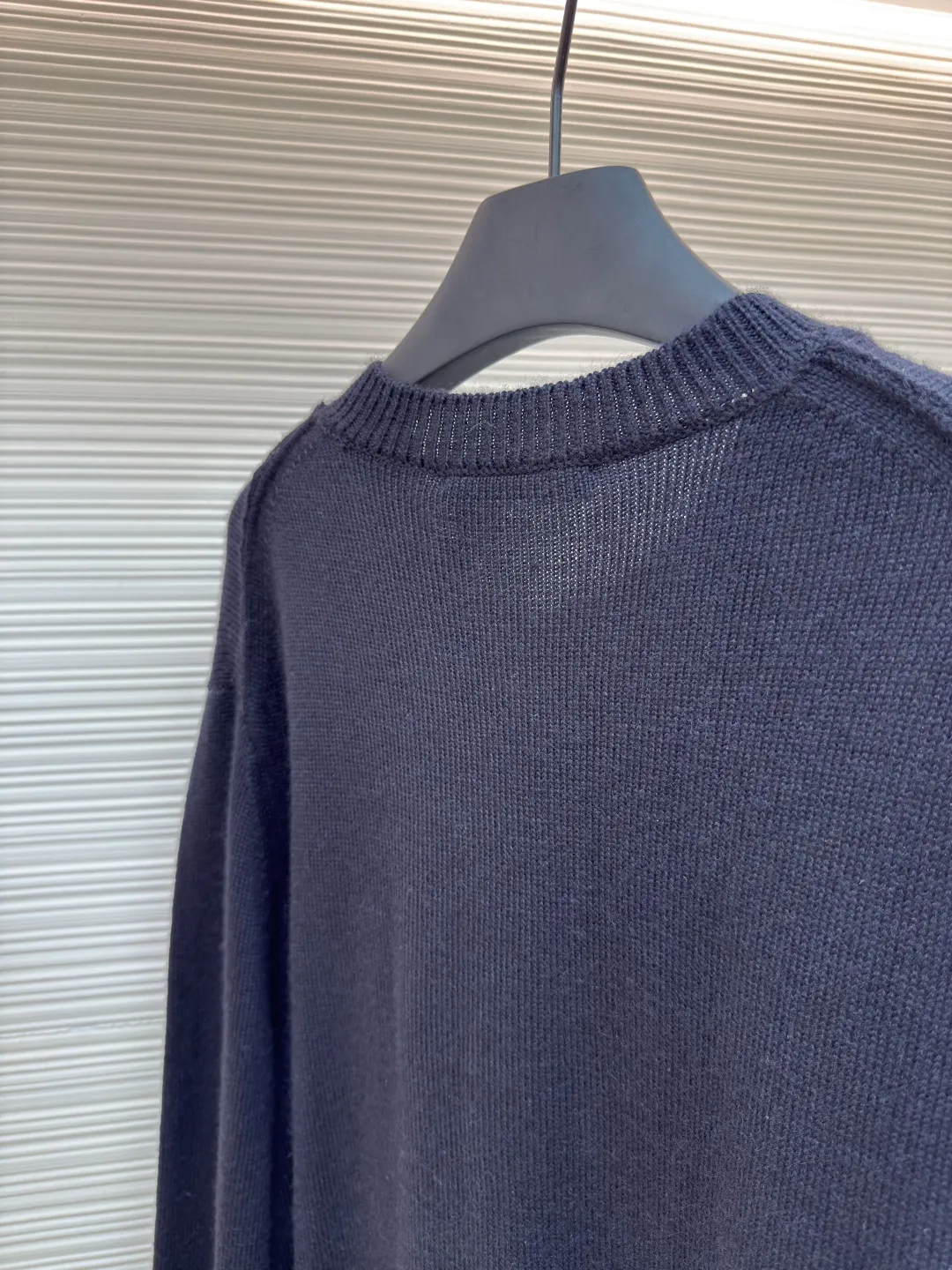 Acne Studios bow embroidered cardigan sweater ●Original version: Purchased and developed in 2988 ●Item number: 1680693-B15 ●Fabric: wool fabric ●Technology: Knitted production ●Version: Loose fit ●Weight: about 660 grams ●Size: S-M-L ●Description: Made of 6 strands of 26μm ultra-fine merino wool blended yarn, compoundly twisted through siro spinning technology to increase yarn strength by 40%. Air core wrapping process: Inject 0.1% gaseous silicone oil into the hollow layer of the yarn to reduce the weight of the fabric by 15% while maintaining the natural warmth of wool. Japan's Shima Seiki MFG-3.2 seven-gauge computerized flat knitting machine is used to knit an invisible rhombus interlayer with a thickness of 1.2mm through the triple interaction of floating thread + tuck stitch + hanging stitch. The cuffs adopt a 5→7G gradient gauge and are programmed to achieve a precise transition of adding 0.3 stitches per centimeter. The overall wiring is straight and delicate, the fabric is comfortable and soft, and the color is consistent without color difference. It can be matched with the same style to create a fashionable look and control various occasions. Customized accessories, complete with three standards, same style for men and women!